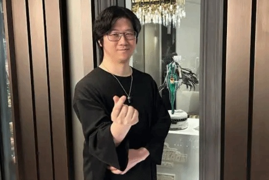 追星成功！博主拿着小米18 Fold找雷军签名：终于如愿以偿