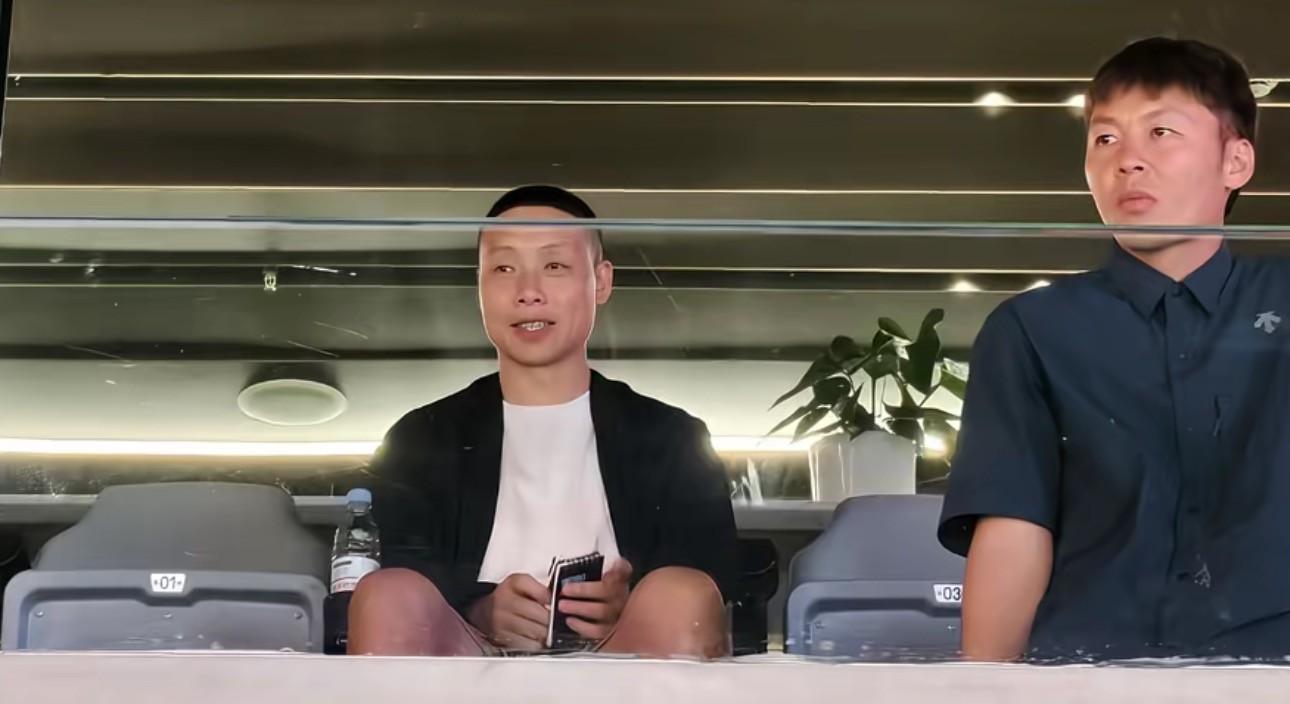 “你要不要命啦” 交警隔空怒吼救下一家三口 10秒后货车撞飞故障车